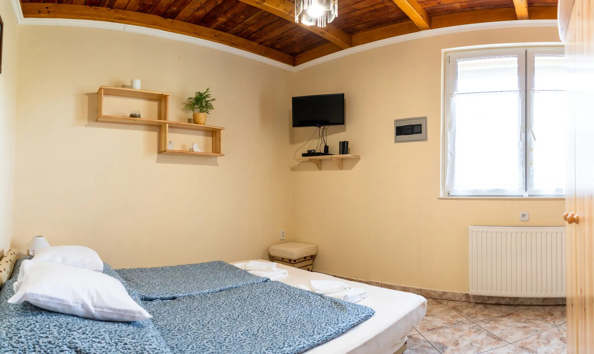 Kertre néző komfort szoba franciaággyal és TV-vel